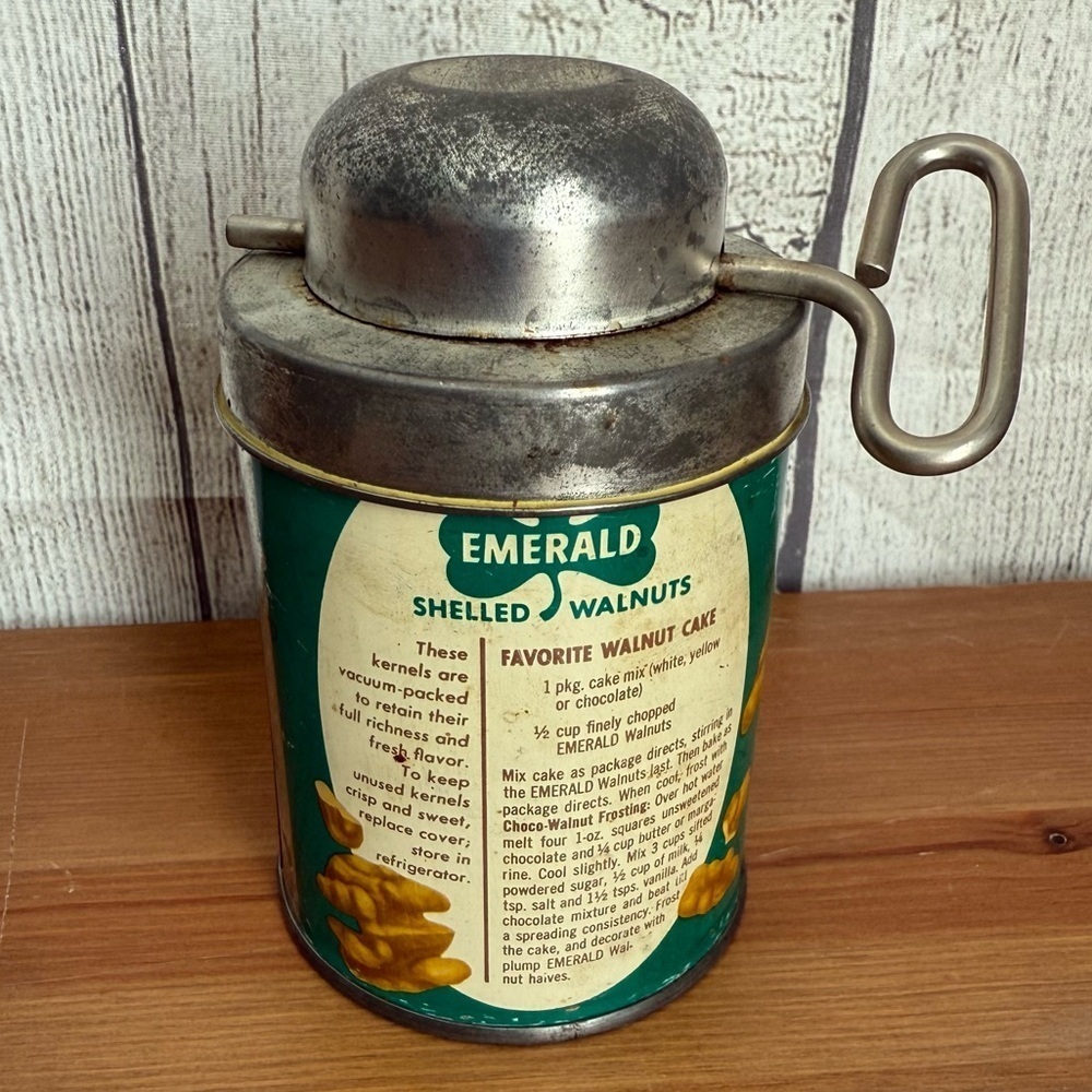 Vintage 40s/50s Emerald Shelled Walnuts 4oz Tin with Turn Key Crusher and Lid - Picture 2 of 5